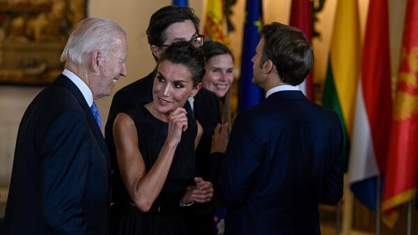 Президент США Джо Байден беседует с королевой Испании Летицией в королевском дворце в Мадриде перед гала-ужином в рамках саммита НАТО - Sputnik Молдова