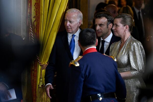 (De la stânga) Președintele SUA, Joe Biden; președintele Franței, Emmanuel Macron și prim-ministrul Danemarcei Mette Frederiksen își fac intrarea la cina de gală regală organizată în cadrul summitului NATO la Palatul Regal din Madrid, pe 28 iunie 2022. - Sputnik Moldova
