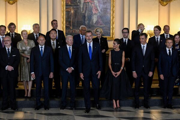 Regele Spaniei Felipe al VI-lea (centru), șefii de stat și de guvern și șefii organizațiilor internaționale pozează pentru o poză de grup înainte de cina de gală regală organizată în cadrul summitului NATO la Palatul Regal din Madrid, pe 28 iunie 2022. - Sputnik Moldova