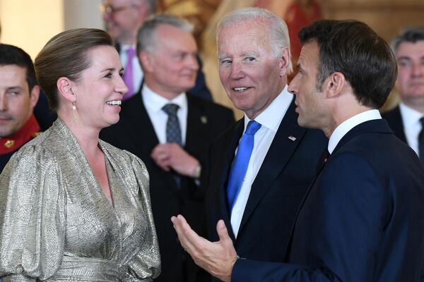 Primul ministru al Danemarcei Mette Frederiksen, președintele SUA Joe Biden și președintele francez Emmanuel Macron discută înainte de cina regală de la Palatul Regal din Madrid care a fost găzduită de familia regală spaniolă - Sputnik Moldova-România
