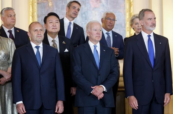 Regele Spaniei Felipe (dreapta) pozează pentru o fotografie de grup cu președintele SUA, Joe Biden (centru), președintele Bulgariei, Rumen Radev (stânga), președintele Coreei de Sud, Yoon Suk-yeol (al doilea din stânga), președintele Comisiei Europene, Ursula von der Leyen (a doua din dreapta), prim-ministrul Greciei, Kyriakos Mitsotakis (centru, sus), prim-ministrul Ungariei, Viktor Orban, (stânga) și prim-ministrul Portugaliei, Antonio Costa (al treilea din dreapta) înainte de cina de gală regală în timpul summit-ului NATO de la Madrid, pe 28 iunie 2022. - Sputnik Moldova