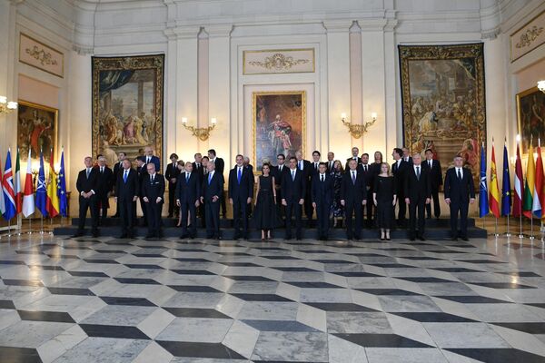 Официальная общая фотография глав государств, правительств и международных организаций, приехавших на  саммит НАТО, в Королевском дворце в Мадриде. - Sputnik Молдова