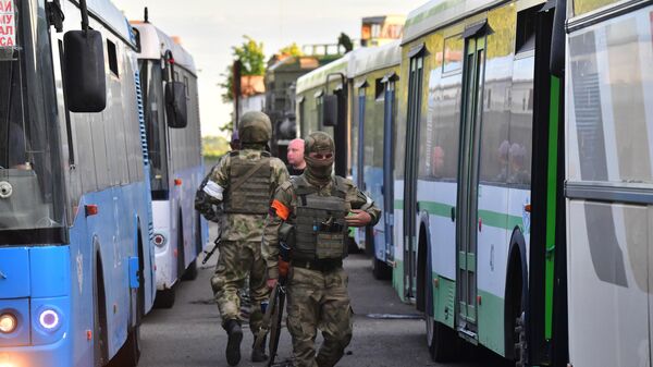 Сдавшихся в плен украинских военных и боевиков доставили в СИЗО в Еленовку - Sputnik Молдова