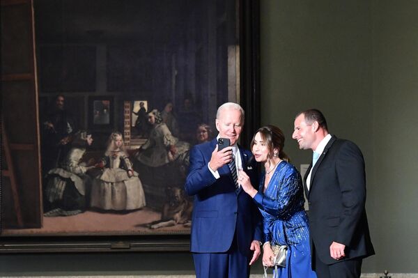 Președintele american Joe Biden  face selfie cu premierul maltez Robert Abela și soția sa Lydia Abela în timpul unei vizite la Muzeul Prado din Madrid - Sputnik Moldova-România