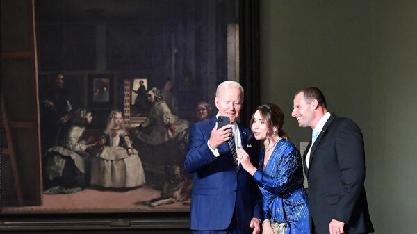 Președintele american Joe Biden își face un selfie cu premierul maltez Robert Abela și soția sa Lydia Abela în timpul unei vizite la Muzeul Prado din Madrid - Sputnik Moldova-România