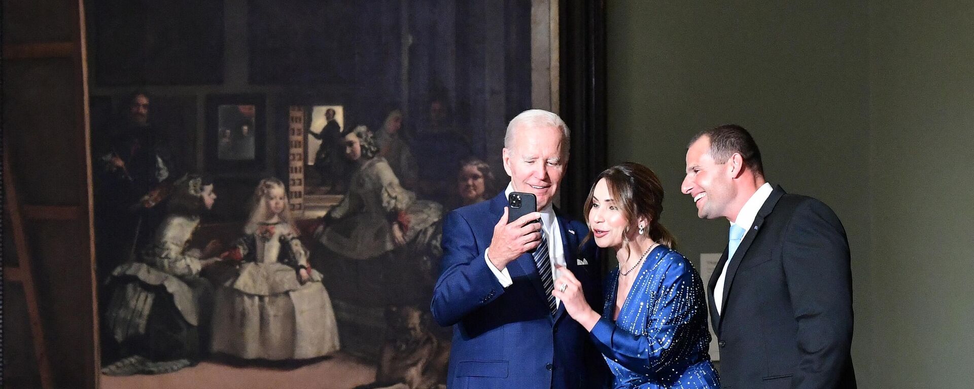 Președintele american Joe Biden își face un selfie cu premierul maltez Robert Abela și soția sa Lydia Abela în timpul unei vizite la Muzeul Prado din Madrid - Sputnik Moldova-România, 1920, 30.06.2022