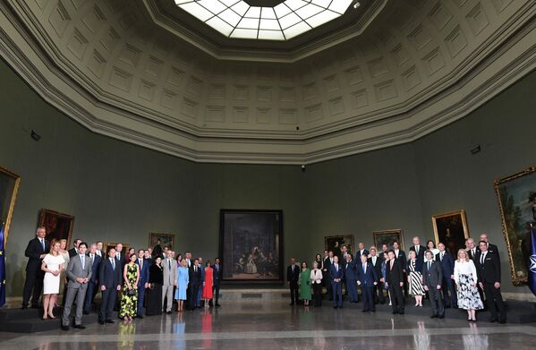 Șefii de stat ale țărilor membre NATO și soțiile lor pozează în timpul unei vizite la Muzeul Prado din Madrid, pe 29 iunie 2022 - Sputnik Moldova-România