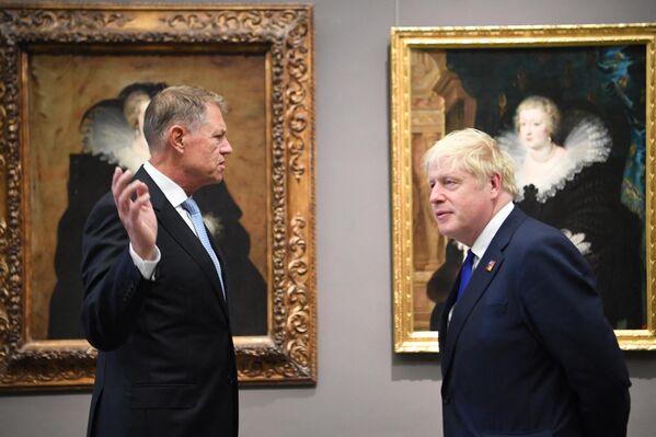 Președintele României Klaus Werner Iohannis vorbește cu premierul britanic Boris Johnson în timpul unei vizite la Muzeul Prado din Madrid,  pe 29 iunie 2022 - Sputnik Moldova-România