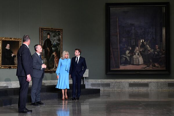 Președintele francez Emmanuel Macron și soția sa Brigitte Macron vizitează Muzeul Prado din Madrid. - Sputnik Moldova-România