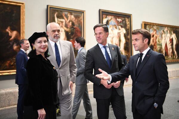 Președintele francez Emmanuel Macron, prim-ministrul olandez Mark Rutte, prim-ministrul albanez Edi Rama și soția sa Linda Rama au vizitat Muzeul Prado din Madrid pe 29 iunie 2022 - Sputnik Moldova-România