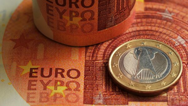Монета номиналом 1 евро на фоне фрагмента банкноты номиналом 10 евро.  - Sputnik Молдова