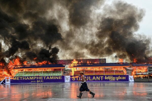 Сожжение изъятых наркотических веществ в Янгоне, Мьянма. Власти провели показательную акцию в Международный день борьбы с незаконным оборотом и употреблением наркотиков, отмечаемый 26 июня. - Sputnik Молдова