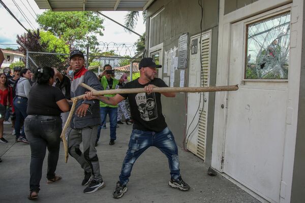 Родственники заключенных разбивают окно в тюрьме в Тулуа, Колумбия. По меньшей мере 51 заключенный был убит и еще два десятка получили ранения в результате устроенного заключенными бунта, сообщило национальное агентство тюрем Колумбии. - Sputnik Молдова