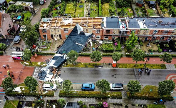 Вид с воздуха на поврежденные в результате торнадо крыши зданий в городе Зирикзее, Нидерланды. - Sputnik Молдова