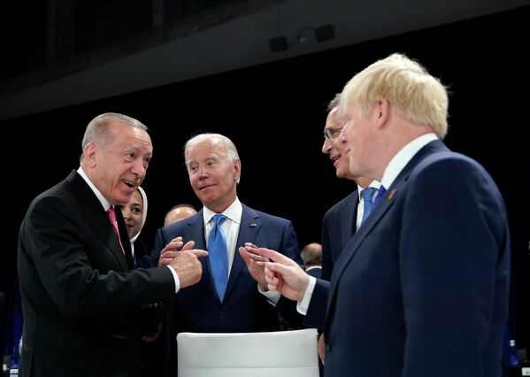 Президент Турции Реджеп Тайип Эрдоган, президент США Джо Байден, генеральный секретарь НАТО Йенс Столтенберг и премьер-министр Великобритании Борис Джонсон во время встречи за круглым столом на саммите НАТО в Мадриде, Испания. - Sputnik Молдова