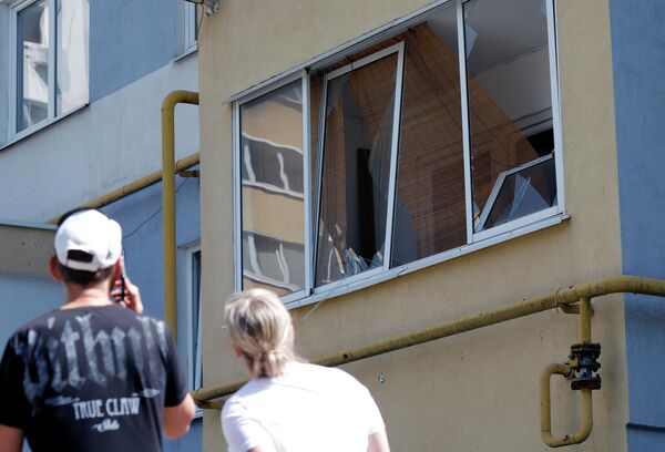 Разбитые стекла в окнах жилого дома в Белгороде.  - Sputnik Молдова