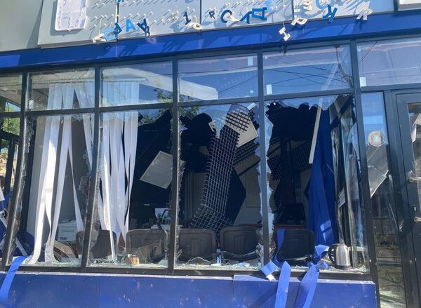 Разбитая витрина кафе в Белгороде.  - Sputnik Молдова