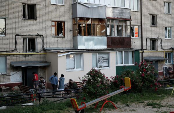 Geamuri sparte și balcoane deteriorate ale unei clădiri rezidențiale din Belgorod. - Sputnik Moldova