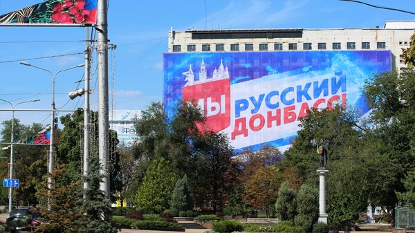 Баннер с надписью Мы – русский Донбасс! на здании в Донецке. - Sputnik Молдова