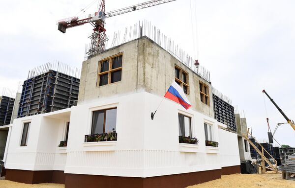 Cartier rezidential in constructie într-un cartier din Mariupol. Compania de construcții militare a Ministerului rus al Apărării intenționează să pună în funcțiune până în noiembrie 2022 o zonă rezidențială de 12 case cu cinci etaje pentru persoanele care au rămas fără locuință în urma acțiunilor militare. - Sputnik Moldova-România