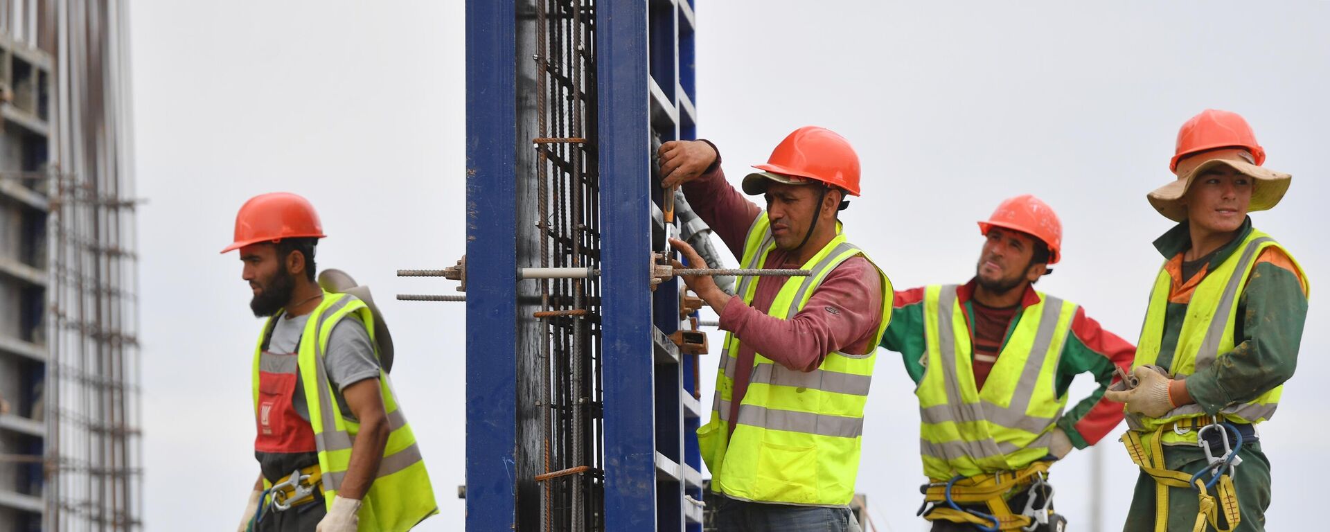 Специалисты военно-строительного комплекса Министерства обороны РФ во время строительства жилых кварталов в Мариуполе - Sputnik Молдова, 1920, 20.09.2025