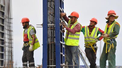 Специалисты военно-строительного комплекса Министерства обороны РФ во время строительства жилых кварталов в Мариуполе