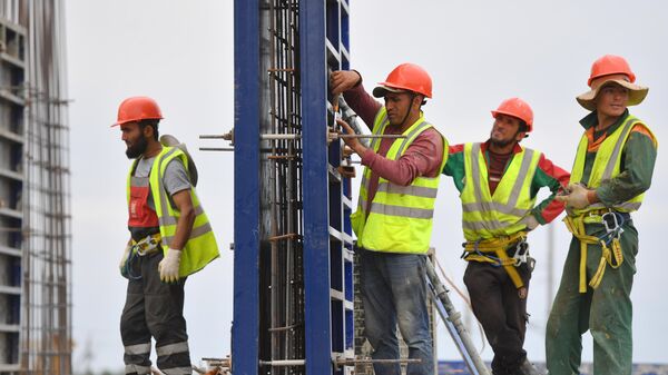 Специалисты военно-строительного комплекса Министерства обороны РФ во время строительства жилых кварталов в Мариуполе - Sputnik Молдова