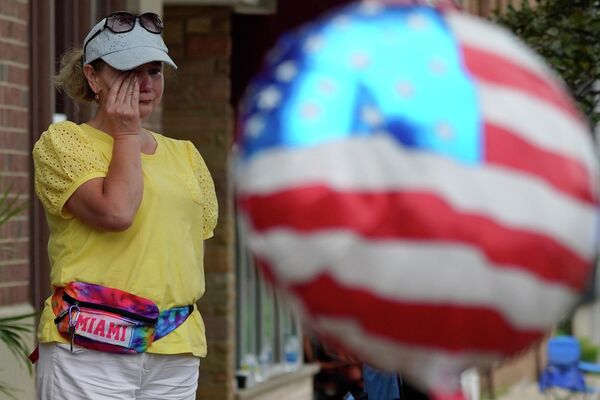 Женщина вытирает слезы после массовой стрельбы на параде четвертого июля в Хайленд-Парке, штат Иллинойс, США. - Sputnik Молдова