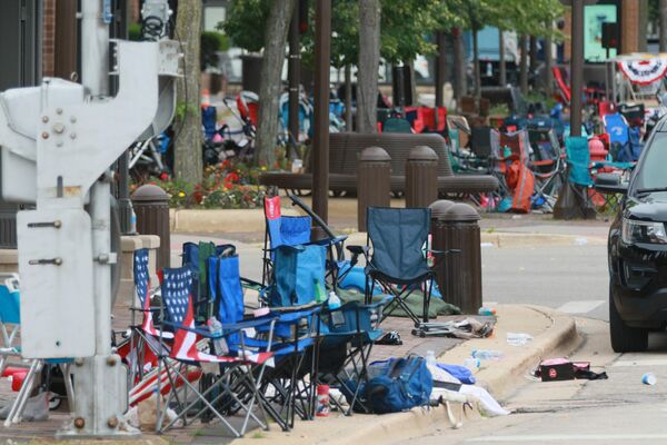 Оставленные вещи на месте стрельбы на параде четвертого июля в Хайленд-парке в центре Хайленд-Парка, штат Иллинойс. - Sputnik Молдова