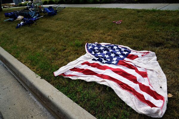Оставленные стулья и американский флаг на месте стрельбы на параде 4 июля 2022 года в Хайленд-Парке, штат Иллинойс. - Sputnik Молдова