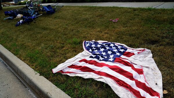 Drapelul american aruncat în iarbă, în umra unui act terorist în SUA   - Sputnik Moldova