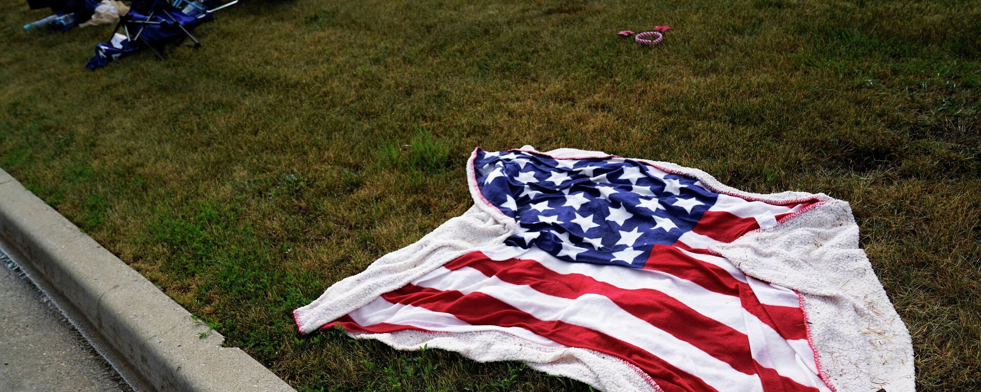 Drapelul american aruncat în iarbă, în umra unui act terorist în SUA   - Sputnik Moldova, 1920, 19.10.2022