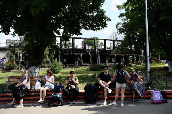 Oamenii se odihnesc pe o stradă din orașul Volnovaha - Sputnik Moldova