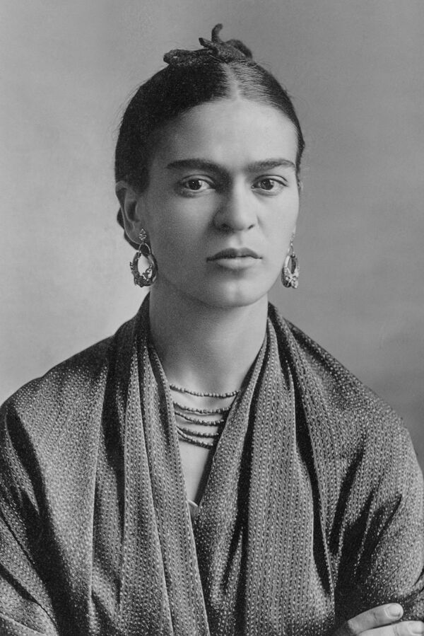 Портрет мексиканской художницы Фриды Кало в возрасте 25 лет. - Sputnik Молдова