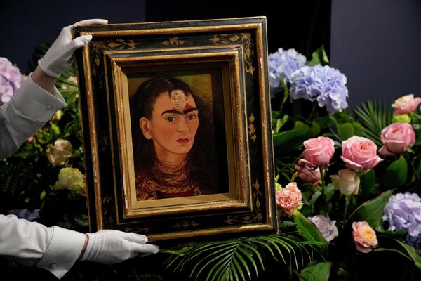 Автопортрет мексиканской художницы Фриды Кало 1949 года &quot;Диего и я&quot; на аукционе Sotheby&#x27;s в Лондоне. - Sputnik Молдова