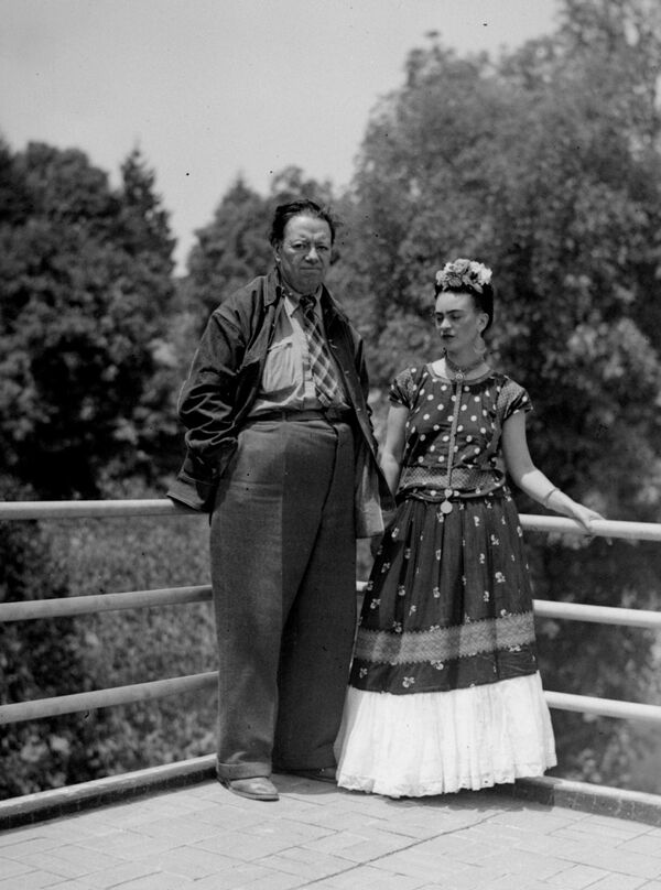Мексиканский художник Диего Ривера и его жена Фрида Кало, фотография 1939 года. - Sputnik Молдова