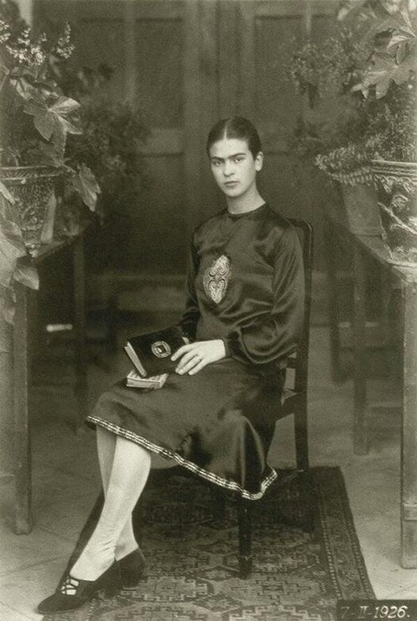 Восемнадцатилетняя Фрида Кало, 1926 год. - Sputnik Молдова