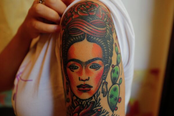 Татуировка с портретом Фриды Кало у поклонника художницы из Мехико. - Sputnik Молдова