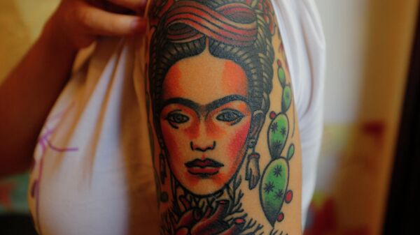 Татуировка в образе мексиканской художницы Фриды Кало в Гаване, Куба - Sputnik Молдова
