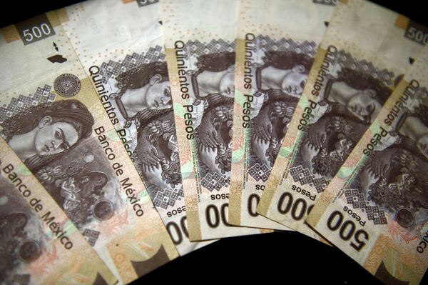 Портрет Фриды Кало на банкноте в пятьсот мексиканских песо. На обороте банкноты был изображен муж художницы Диего Ривера. - Sputnik Молдова