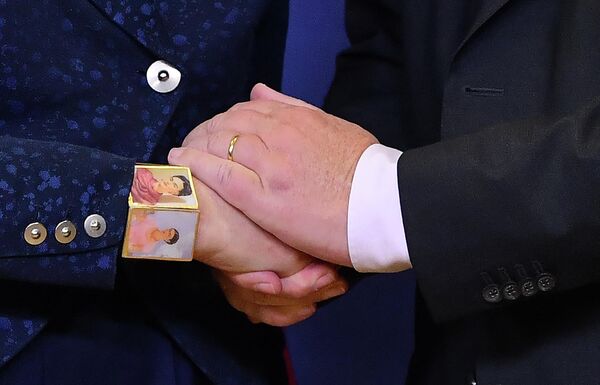 Политики тоже не чужды искусству. На этом фото на руке премьер-министра Великобритании Терезы Мэй браслет с картинами Фриды. - Sputnik Молдова