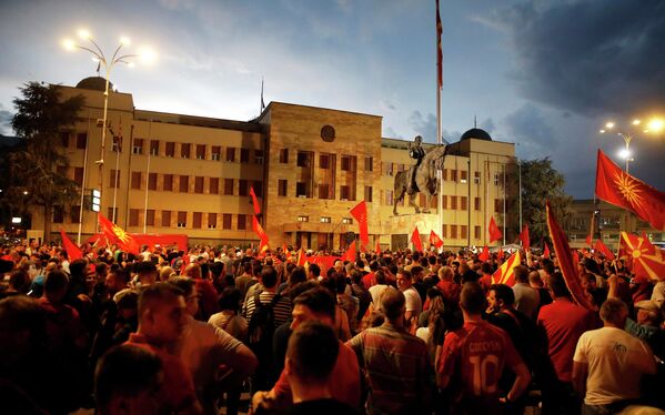 Толпа людей протестует перед зданием парламента в Скопье. - Sputnik Молдова