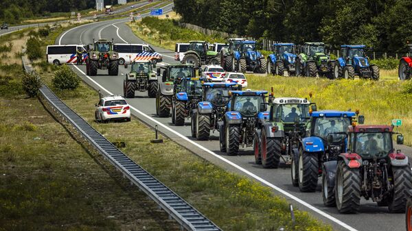 Фермеры принимают участие в блокаде автомагистрали A67 недалеко от Эйндховена в знак протеста против планов правительства - Sputnik Moldova-România