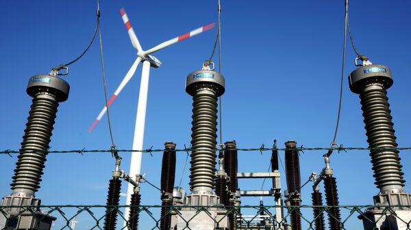 Ветряная турбина видна за трансформаторной станцией - Sputnik Молдова