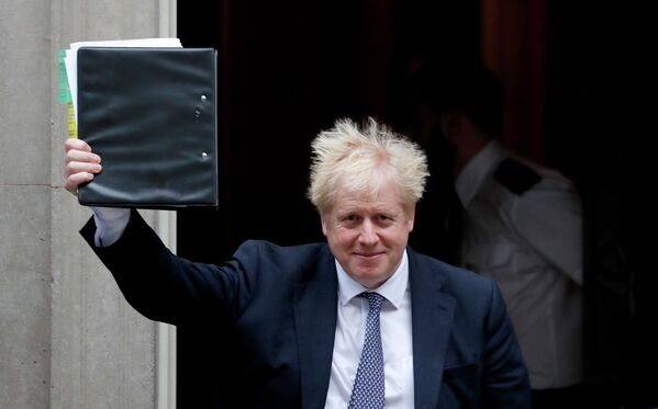 Boris Johnson părăsește Downing Street-ul pentru a participa la sesiunea săptămânală în parlamentul de la Londra unde are loc audiența premierului britanic, 23 octombrie 2019 - Sputnik Moldova-România