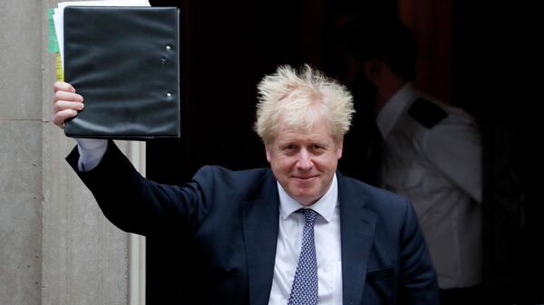 Премьер-министр Великобритании Борис Джонсон у своей резиденции на Даунинг-стрит в Лондоне - Sputnik Молдова