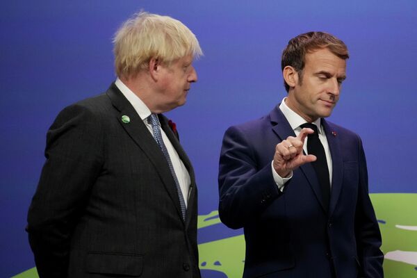 Prim-ministrul britanic Boris Johnson îl întâmpină pe președintele francez Emmanuel Macron la Summitul COP26 al ONU privind problemele climatice de la Glasgow din Scoția, 1 noiembrie 2021 - Sputnik Moldova-România