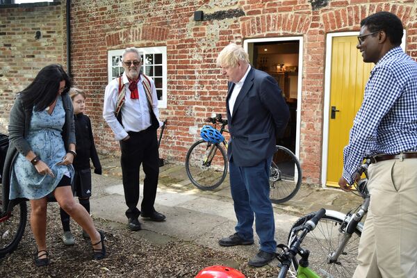 Prim-ministrul Marii Britanii Boris Johnson și deputatul conservator Darren Henry  vorbesc cu localnicii din Beeston. Imaginea a fost surprinsă în centrul Angliei, pe 28 iulie 2020. - Sputnik Moldova