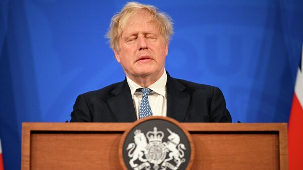 Премьер-министр Великобритании Борис Джонсон выступает на пресс-конференции на Даунинг-стрит в Лондоне - Sputnik Moldova