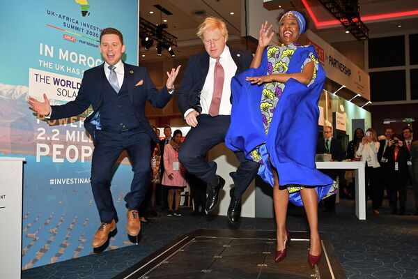 Борис Джонсон в прыжке на инвестиционном саммите Великобритании и Африки в Лондоне, 2020 год. - Sputnik Молдова